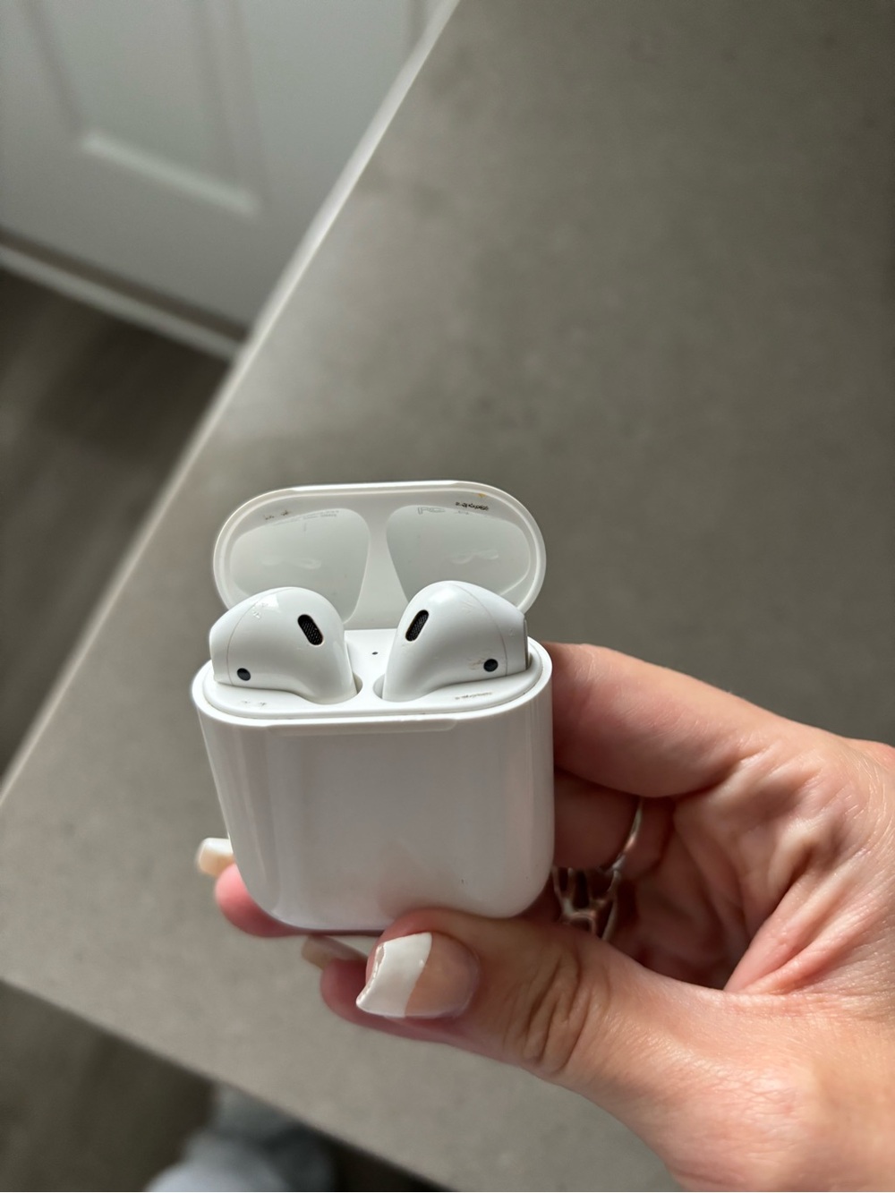 Apple White Wireless Earbuds with Charging Case
